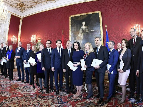 Le gouvernement autrichien formé par la droite et l'extrême droite a prêté serment
