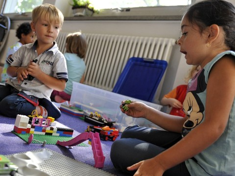 Reproduire des actions inutiles est plus fréquent chez les garçons