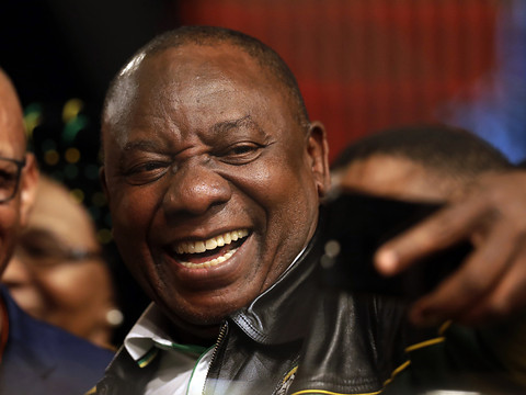 Le vice-président sud-africain Cyril Ramaphosa élu chef de l'ANC