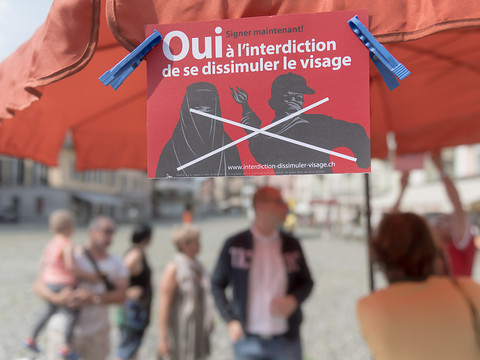 Le Conseil fédéral veut un contre-projet à l'initiative anti-burqa