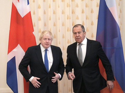 Boris Johnson cherche à surmonter les tensions avec Moscou