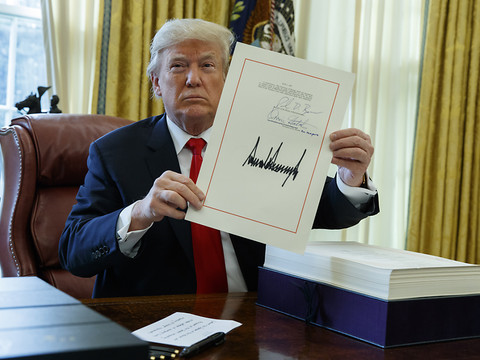 Donald Trump a signé la loi sur la réforme fiscale aux Etats-Unis
