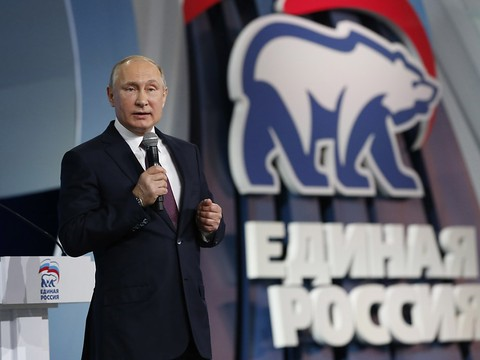 Présidentielle en Russie: le parti de Poutine en symbiose avec son chef