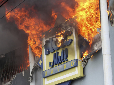 Philippines: l'incendie d'un centre commercial fait craindre près de 40 décès