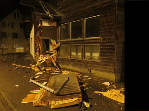 Un automobiliste fuit la police et termine dans le mur