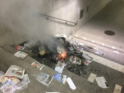 Un jeune met le feu à un paquet de journaux près de Saint-Gall