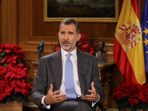 Felipe VI tente de freiner l'ardeur des élus catalans