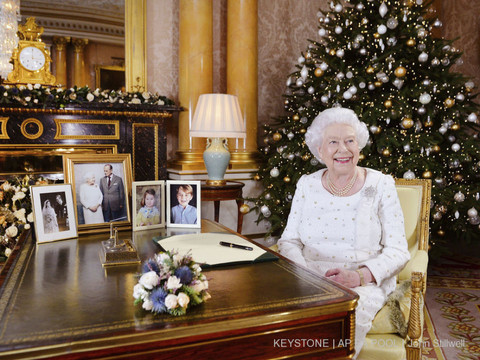 Pour Noël, la reine Elizabeth II rend hommage aux victimes des attentats