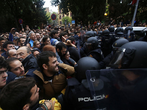 L'Espagne retire ses renforts policiers de Catalogne
