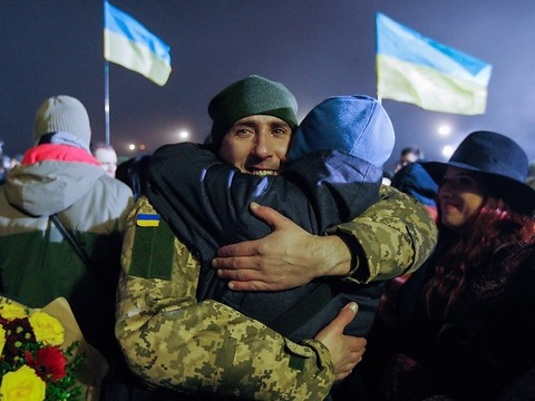 Accueil triomphal à Kiev pour les prisonniers ukrainiens libérés