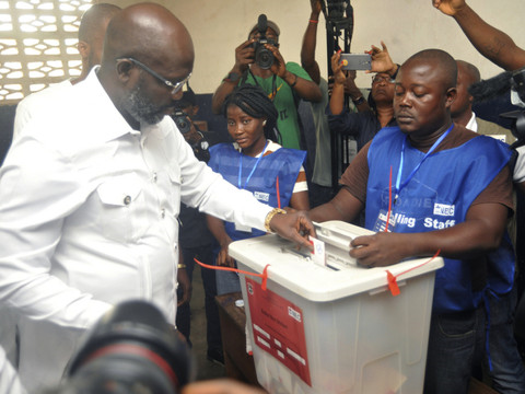 Large victoire de l'ex-footballeur George Weah à la présidentielle du Liberia