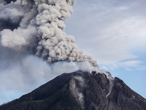 La plus grande éruption de l'année d'un volcan à Sumatra