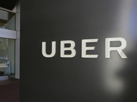 Le groupe japonais SoftBank acquiert environ 15% d'Uber