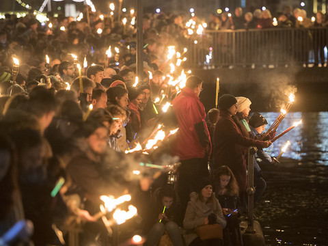 Des milliers de personnes dans les rues en Suisse pour le Nouvel An