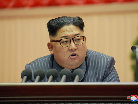 Kim Jong-un s'affirme en puissance nucléaire, tend la main à Séoul