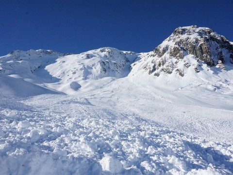 Avalanches: un mort et de nombreux randonneurs secourus en Suisse