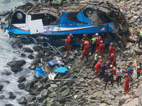 Un car chute d'une falaise au Pérou, au moins 25 morts (police)