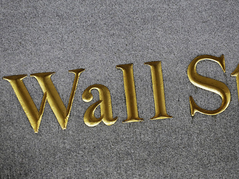 Wall Street finit à des records, le Dow Jones en vedette