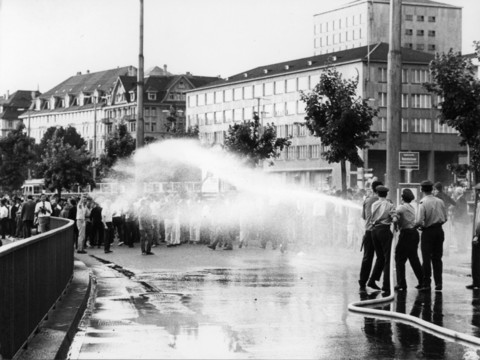 Policiers zurichois en veston sous les jets de pierre en 68