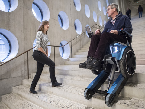 Musée national suisse: un fauteuil roulant qui se rit des escaliers