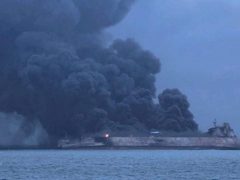 Pétrolier en feu au large de la Chine: risque d'explosion