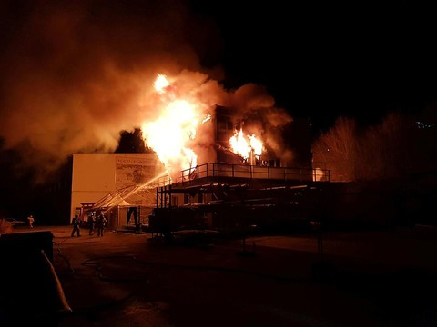 Un bâtiment abritant un élevage de poissons détruit par les flammes