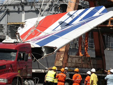 Crash du Rio-Paris: une expertise met en cause les pilotes et choque les familles