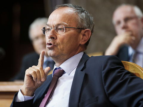 Une commission des Etats donne des 