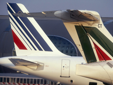 Air France-KLM dément avoir déposé une offre pour Alitalia