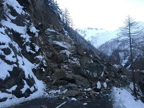 Route du col de la Forclaz (VS) coupée par un important éboulement