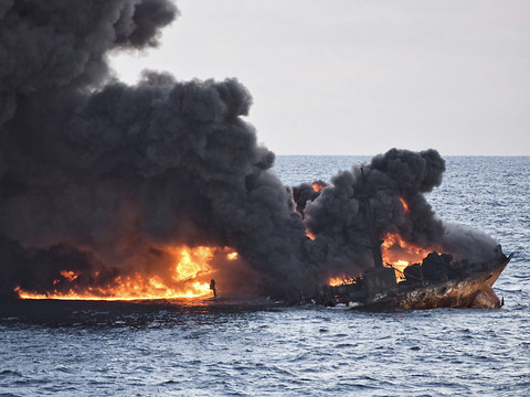 Grave marée noire en mer de Chine après le naufrage d'un pétrolier