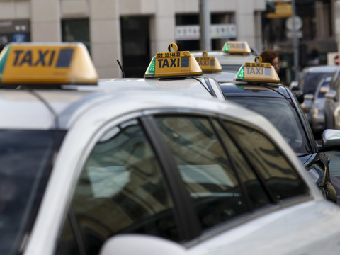 Taxis sur les voies de bus - Pierre Maudet lâche du lest