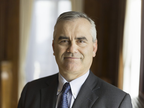 Credit Suisse va biffer environ 300 postes, dit Thomas Gottstein