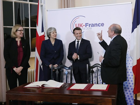 Macron et May signent un traité sur le contrôle de l'immigration
