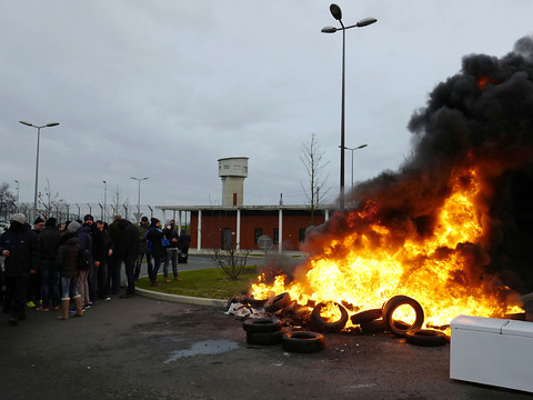 La mobilisation des gardiens de prison en France se poursuit sous tension