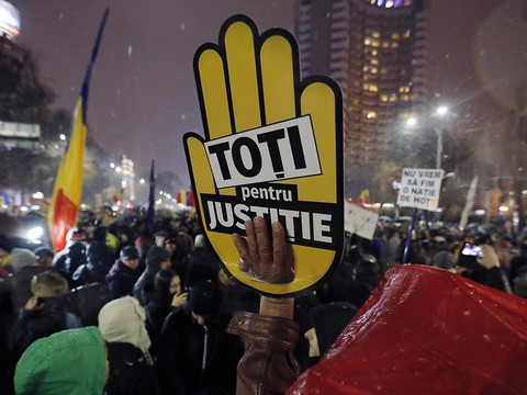 Plus de 30'000 Roumains dans la rue pour dire 
