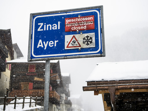 Danger d'avalanche: routes et lignes ferroviaires coupées en Suisse