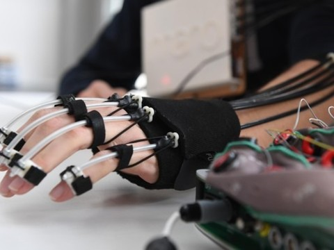 EPFL: un exosquelette de la main contrôlé par la pensée