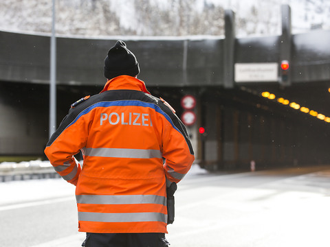 Une coulée de boue coupe l'autoroute entre Amsteg et Göschenen