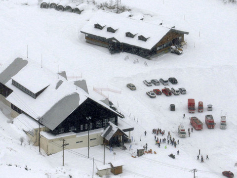 Eruption volcanique près d'une station de ski japonaise: un mort et des blessés