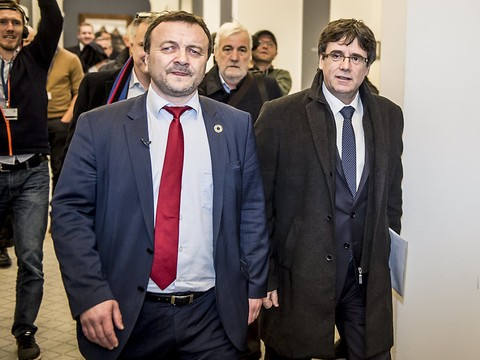 Madrid décidé à empêcher un retour secret de Puigdemont même en ULM