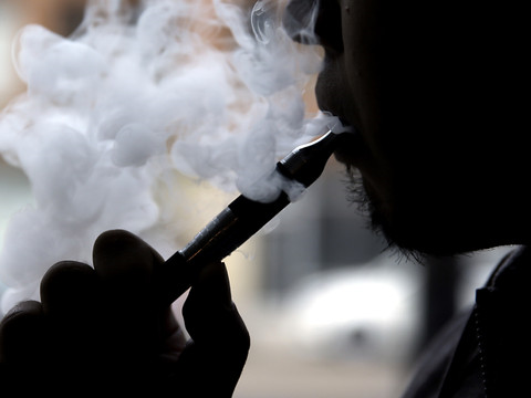 Le vapotage accroîtrait le risque de tabagisme chez les jeunes