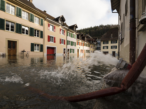 Le Doubs a amorcé sa décrue à St-Ursanne (JU)