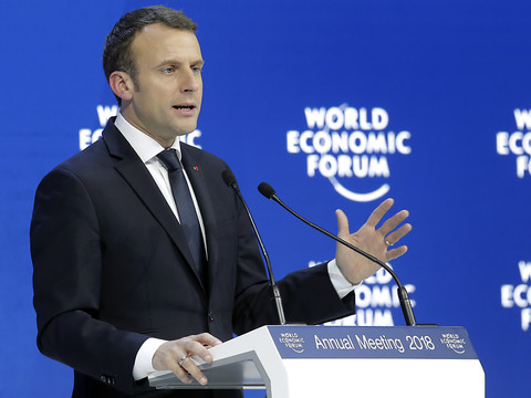 A Davos, Macron fait la promotion d'une France en mouvement