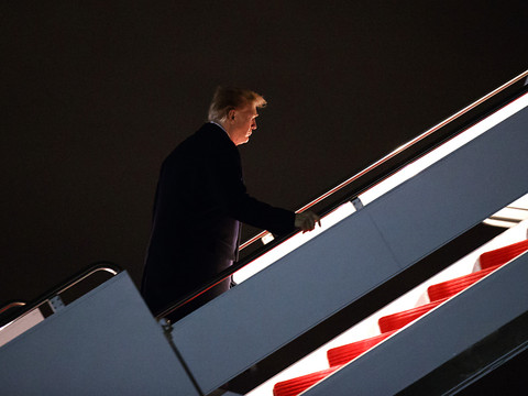 Trump s'envole pour convaincre Davos de faire des affaires
