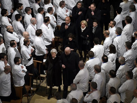 Chefs célèbres et fervents admirateurs ont dit adieu à Bocuse