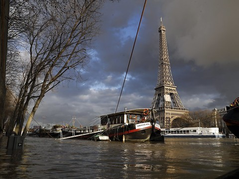 La Seine continue à monter à Paris