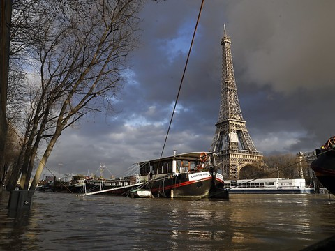 Le pic de la Seine attendu dans la nuit à Paris