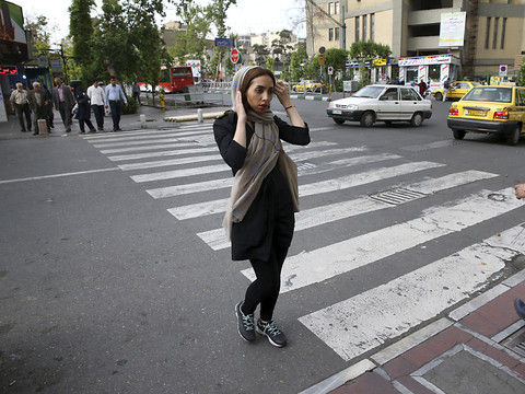 Près de 30 Iraniennes arrêtées pour avoir ôté le voile en public