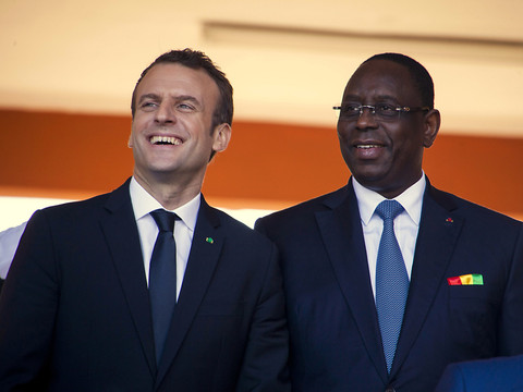 Macron à Saint-Louis du Sénégal promet de l'aide contre l'érosion